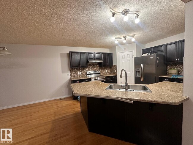 Photo - 1569-137A 37a Ave NW