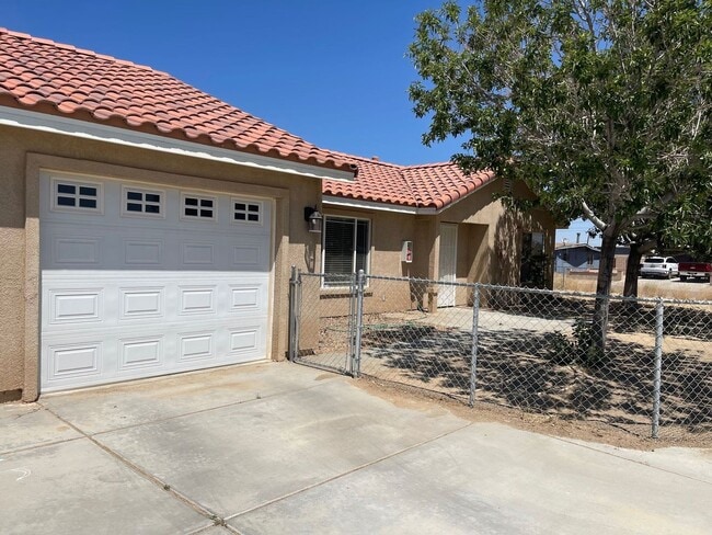 Building Photo - 9236 Peach Ave Unit A