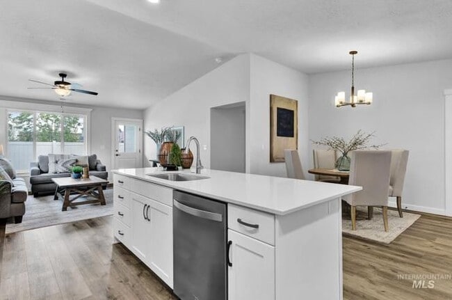 Photo - 1482 W Woodpine St