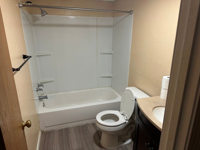 baño completo - 142 Townsend Ct Unidad Hollister Basement Apartm