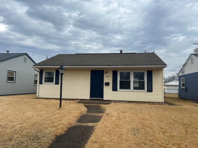 Building Photo - Newly updated 2 bedroom 1 bath home in Rock Island with Garage!