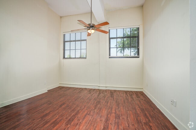 1BR, 1BA - 813SF - Dining / Living Room