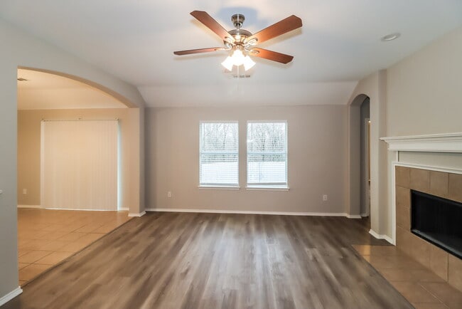 Photo - 904 Starling Ln