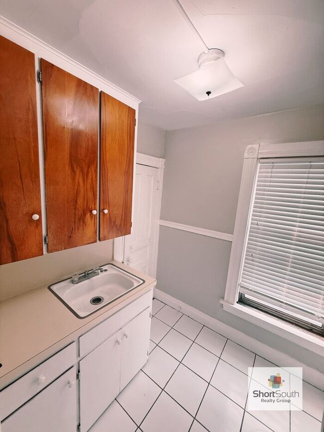 Photo - Updated 1 bed 1 bath upper unit townhome with basement and Laundry