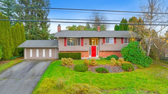 Building Photo - Spacious 5-Bed Home on XL Private Lot!