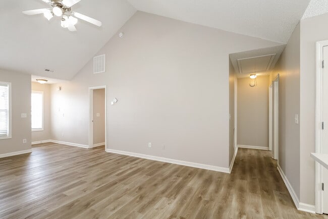 Photo - 449 Guiness Pl