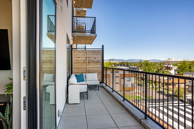 1BR, 1BA - 705SF - Balcony