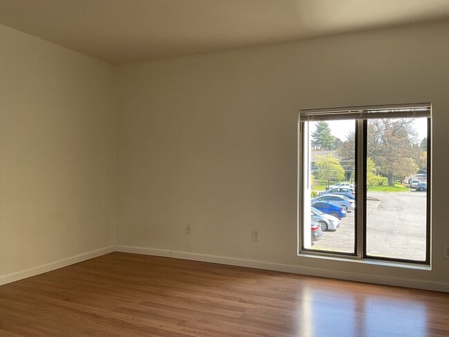 Photo - 1 Bed / 1 Bath Houghton condo in Kirkland $1,795/month Unit 520