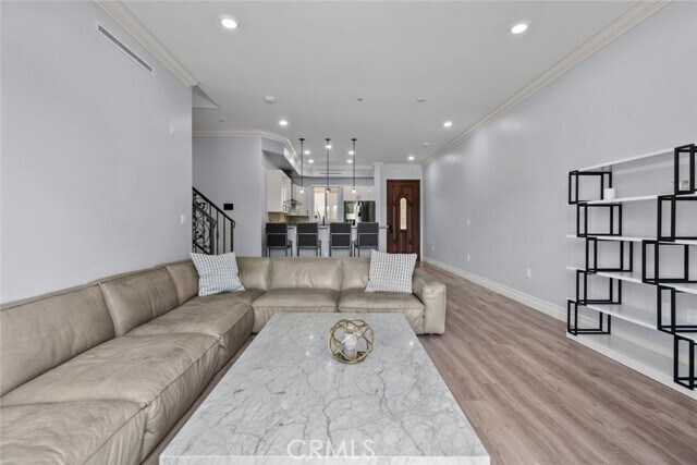 Photo - 201 N Reese Pl Unidad 203