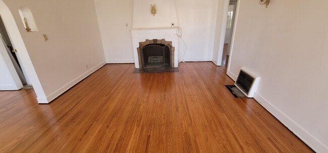1150 W 65th St