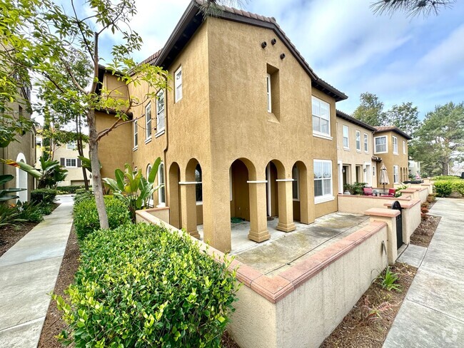 Building Photo - Beautiful 3B/2.5BA corner townhouse locate...