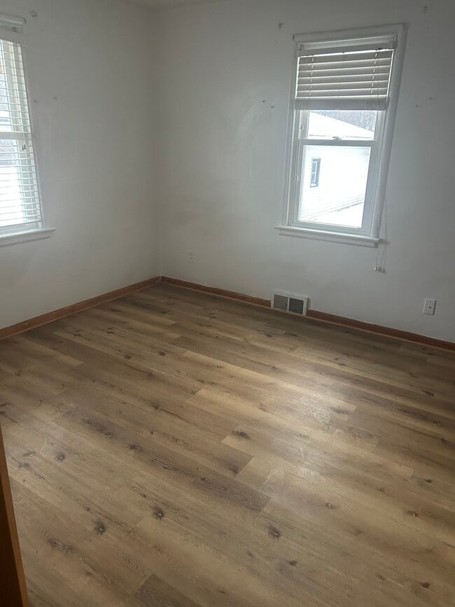 Photo - 716 Henry St