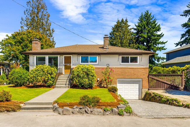 Building Photo - Crown Hill 3 Bedroom Daylight Basement Home