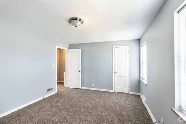 2BR, 1BA - 849SF