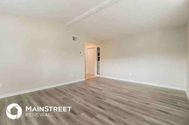 Photo - 827 E River Dr