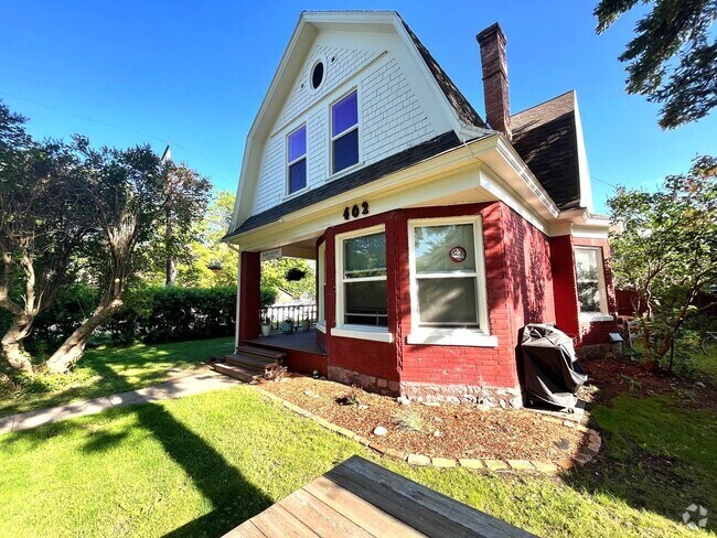 Building Photo - Newly Renovated Bedroom in Unbeatable Loca... Unit 03-A (Lower) Rental