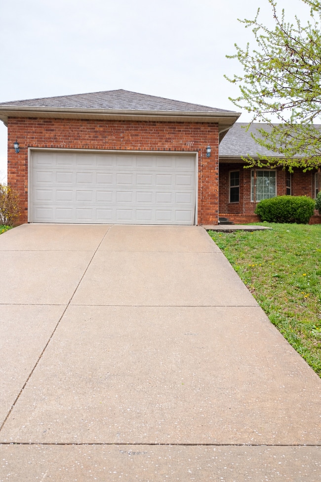 Building Photo - Spacious 3 Bed, 2 Bath Duplex in Prime Ozark Location