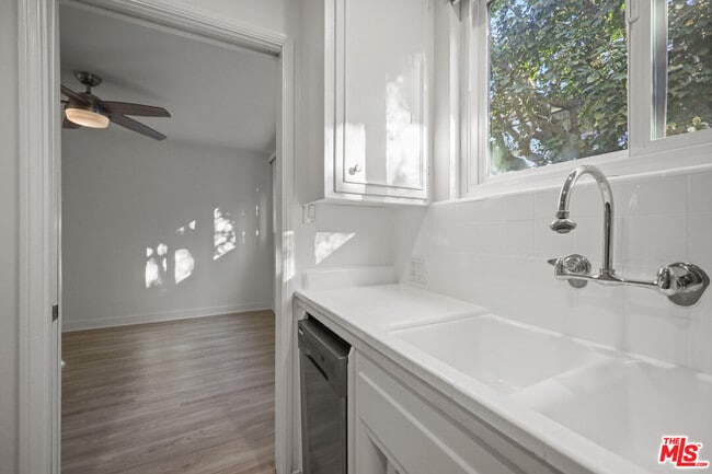 Photo - 605 S Barrington Ave Unit 27