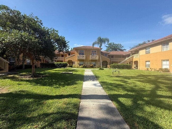Building Photo - 1/1 Spacious Condo in Gated Community Unit 1519