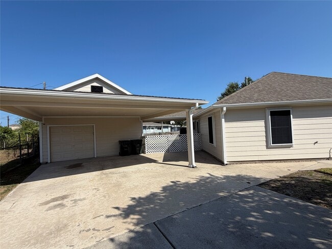 Building Photo - 1310 Bayou Shore Dr