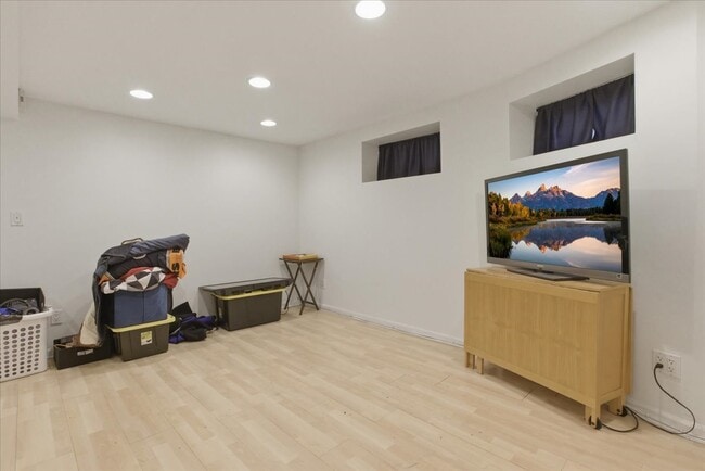 Photo - 3716 N Wayne Ave Unidad GR