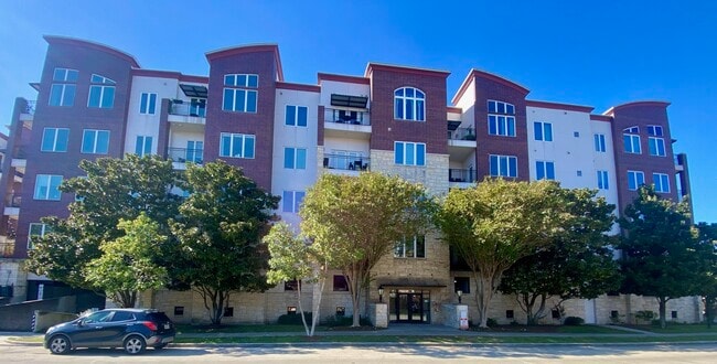 Building Photo - 1900 Genesee St Unit 103