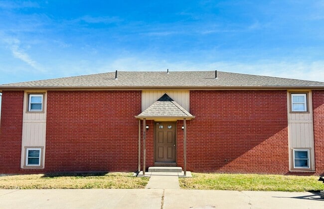 Building Photo - Roomy 2 Bdrm Apartment