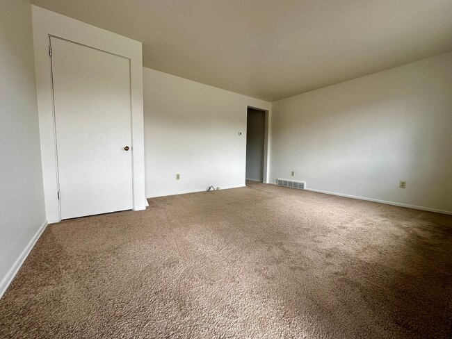 Photo - Spacious 2BR Townhome with Washer and Dryer Hook-ups & Yard! Call us Today for a Showing!