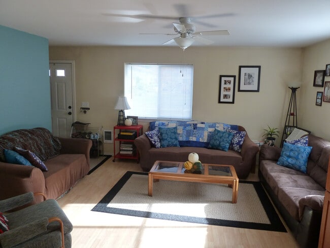 Living Room - 513 N Jefferson St Unit 101