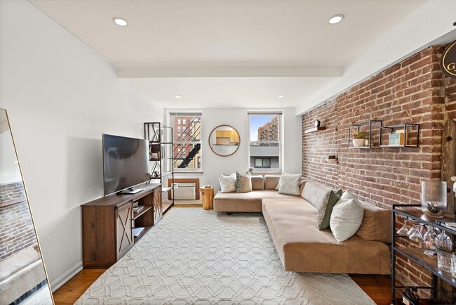 Building Photo - 1315 Washington St Unit 5B