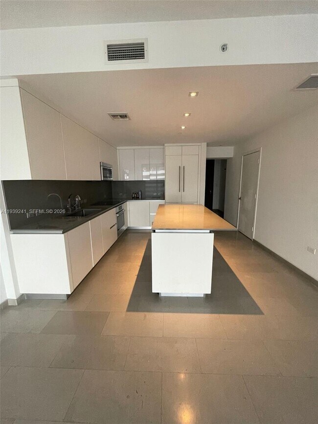 Building Photo - 88 SW 7th St Unit 1608