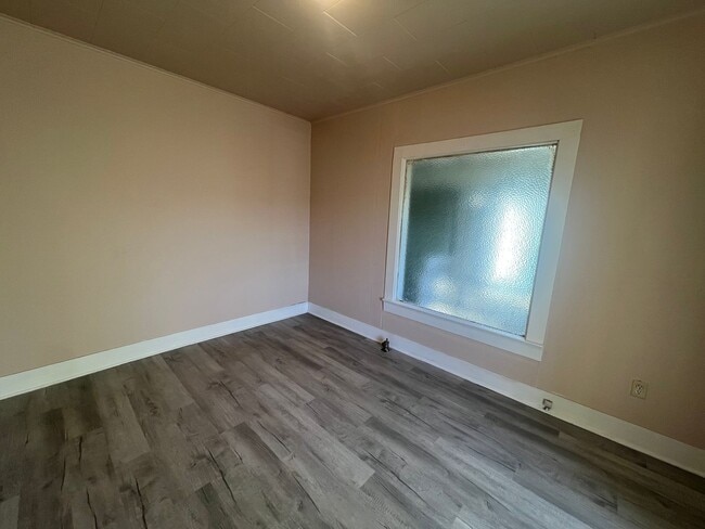 Building Photo - 1189 Unit 4