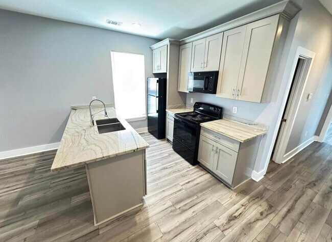 Photo - 2670 Jasmine St