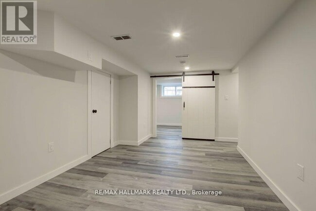 Photo - 51 Stamford Square S