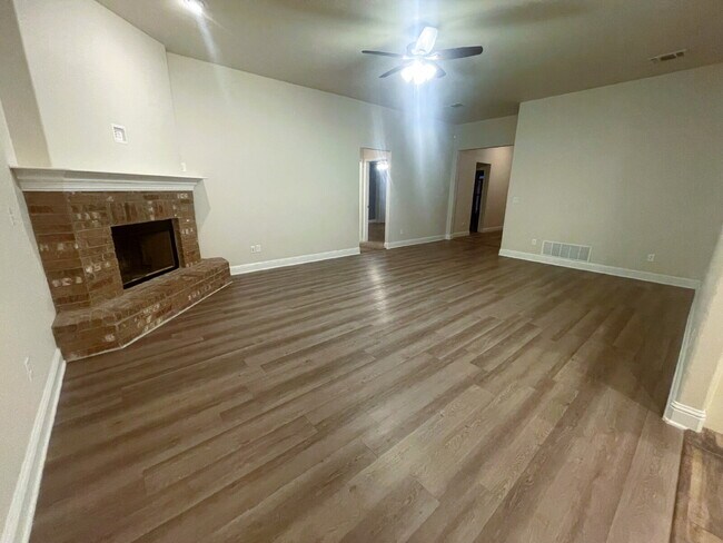 Photo - One-Of-A-Kind Beauty Nestled In Milwaukee Ridge!