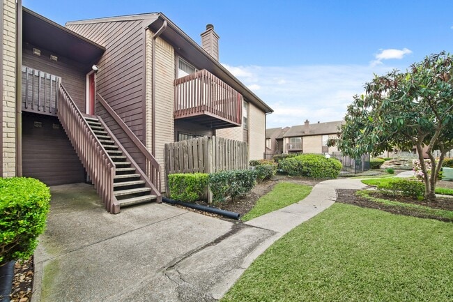 Building Photo - 12905 Woodforest Blvd Unit 204