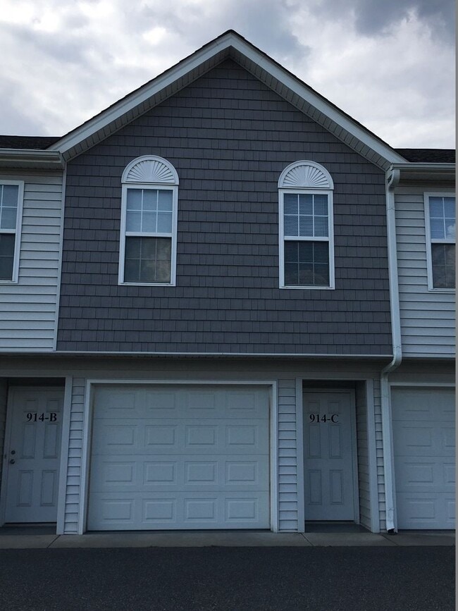 Building Photo - 855SF 1BR 1.5BA Condo