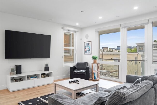 Photo - 326 W Broadway