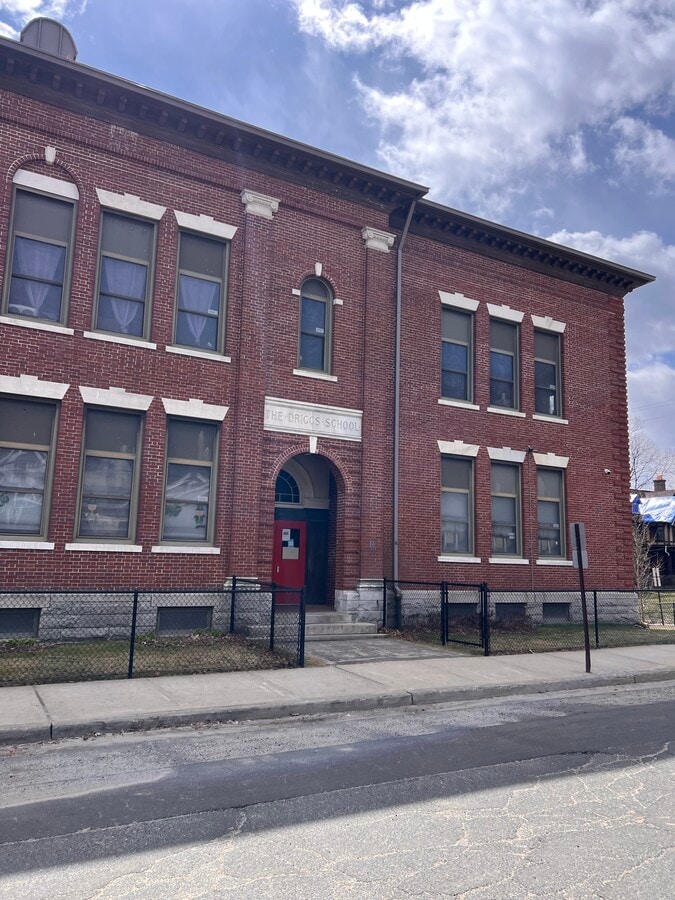 Driggs school one block away - 24 Woodlawn Ter Unit 1 floor