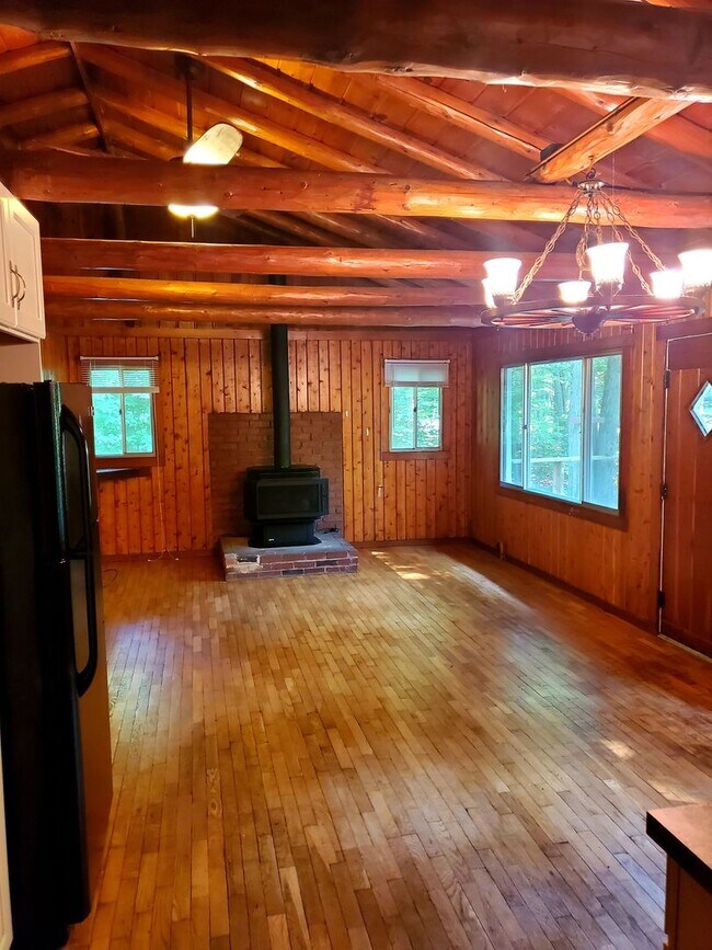 Cozy Cabin in Lake Naomi with Wood texture... Rental House Rental in