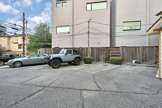 Photo - 1607 Welch St