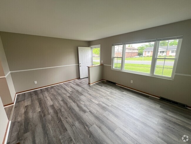 Building Photo - 1882 NW Washington Blvd Rental