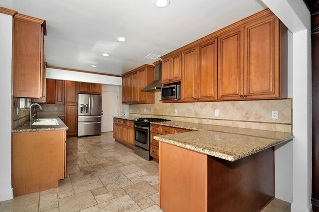 Photo - 17601 Tarzana St