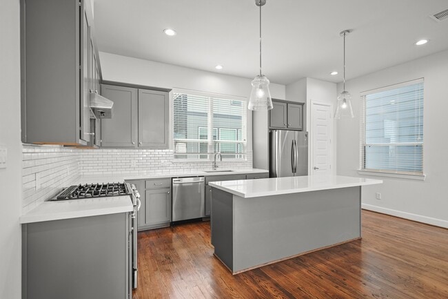 Photo - 3006 Charline