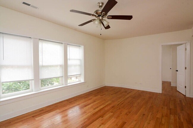 Photo - 4804 N Avers Ave Unit 4804-202