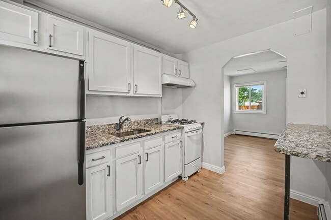 Building Photo - Studio Apartment Close to South Broadway! Unit 3100 S Lincoln St.