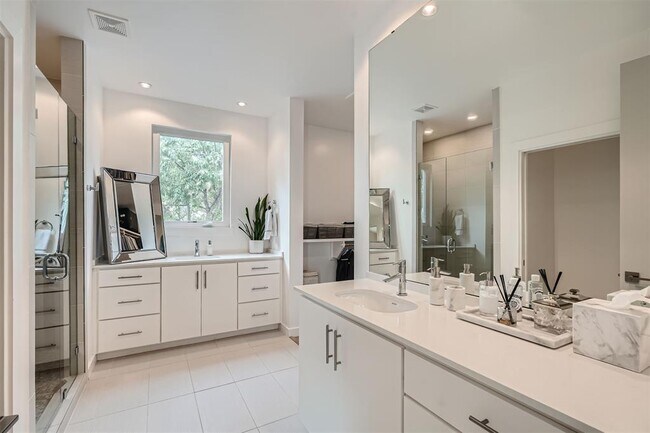 Photo - 705 E Monroe St