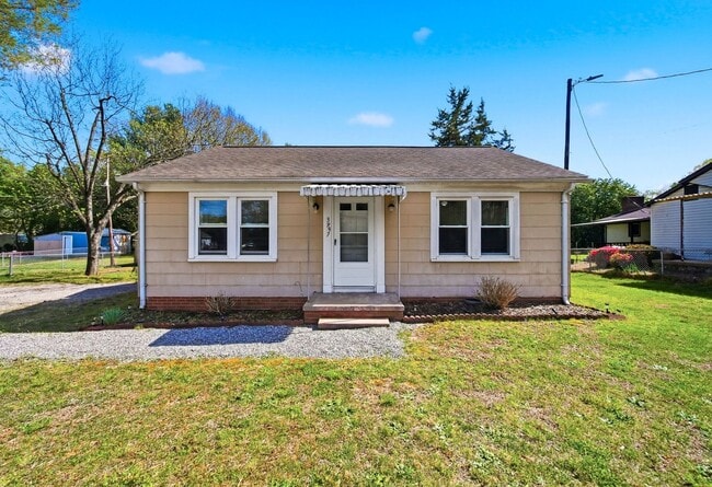 Building Photo - Charming 2BR Ranch with Spacious Yard & Ample Parking