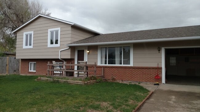 3 Bedroom 2 Bath Tri-Level Home with 2 car... - 3 Bedroom 2 Bath Tri-Level Home with 2 car...
