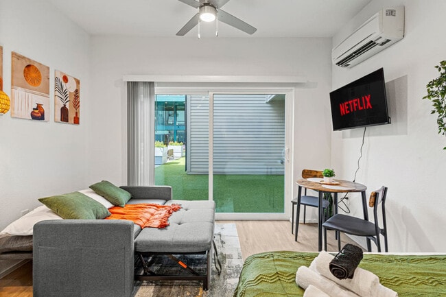 Photo - 596 W 9th St Unidad SI ID1373718P